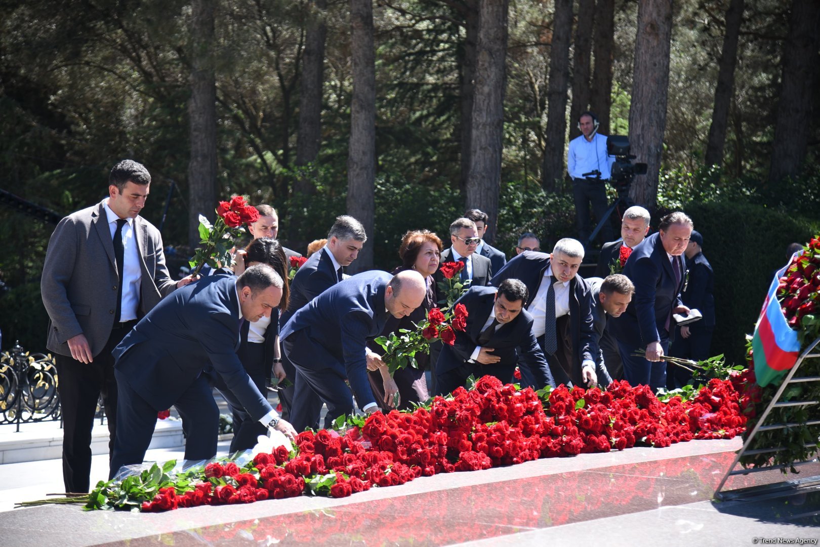 Azerbaijani people honor memory of National Leader Heydar Aliyev (PHOTO)