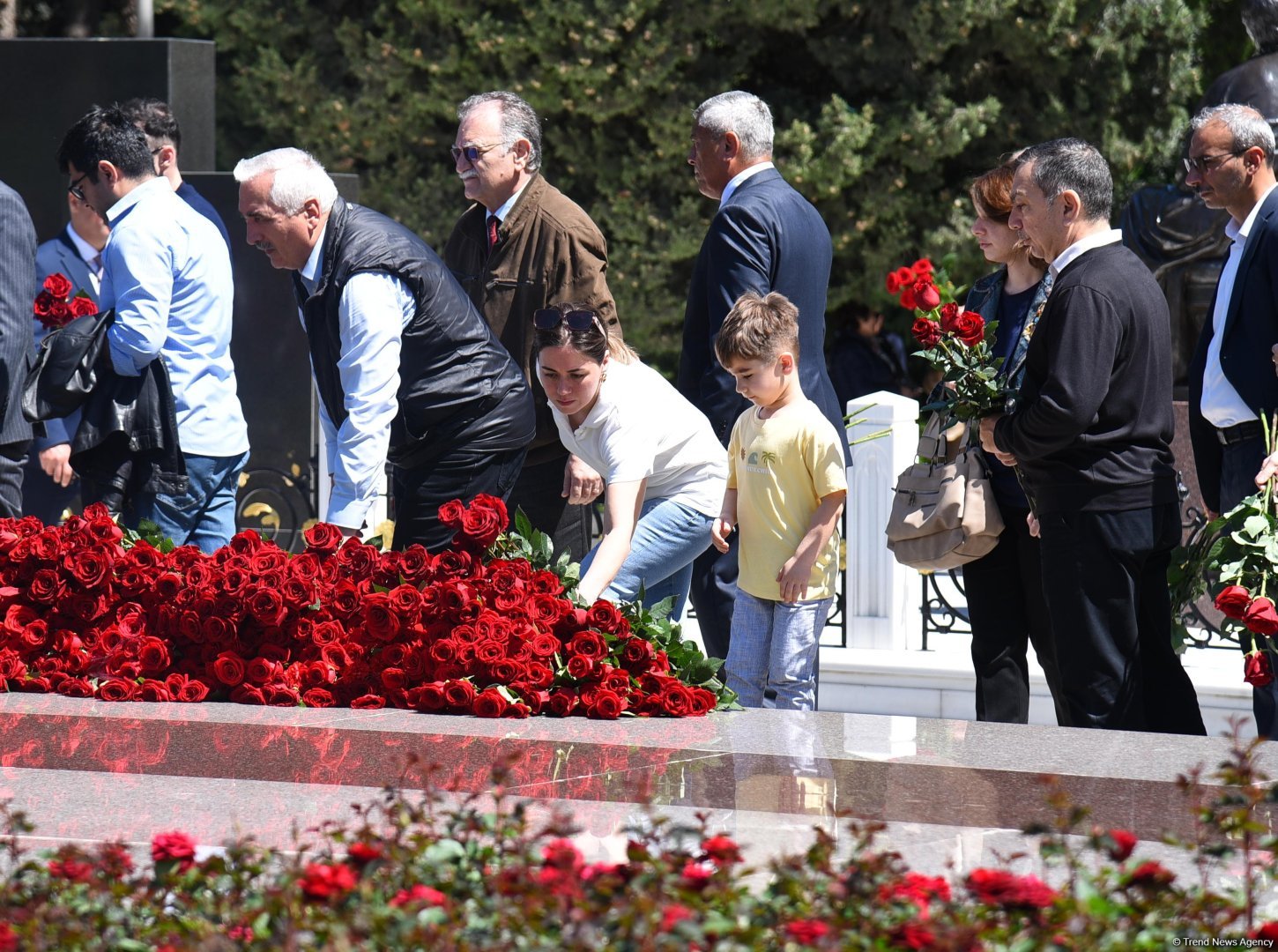 Azerbaijani people honor memory of National Leader Heydar Aliyev (PHOTO)