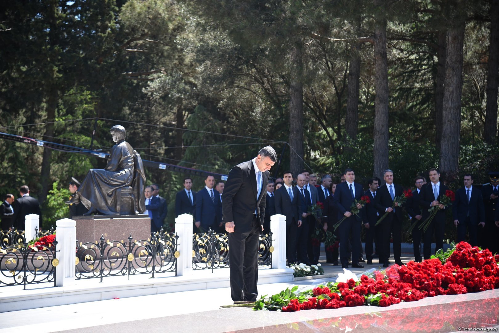 Azerbaijani people honor memory of National Leader Heydar Aliyev (PHOTO)