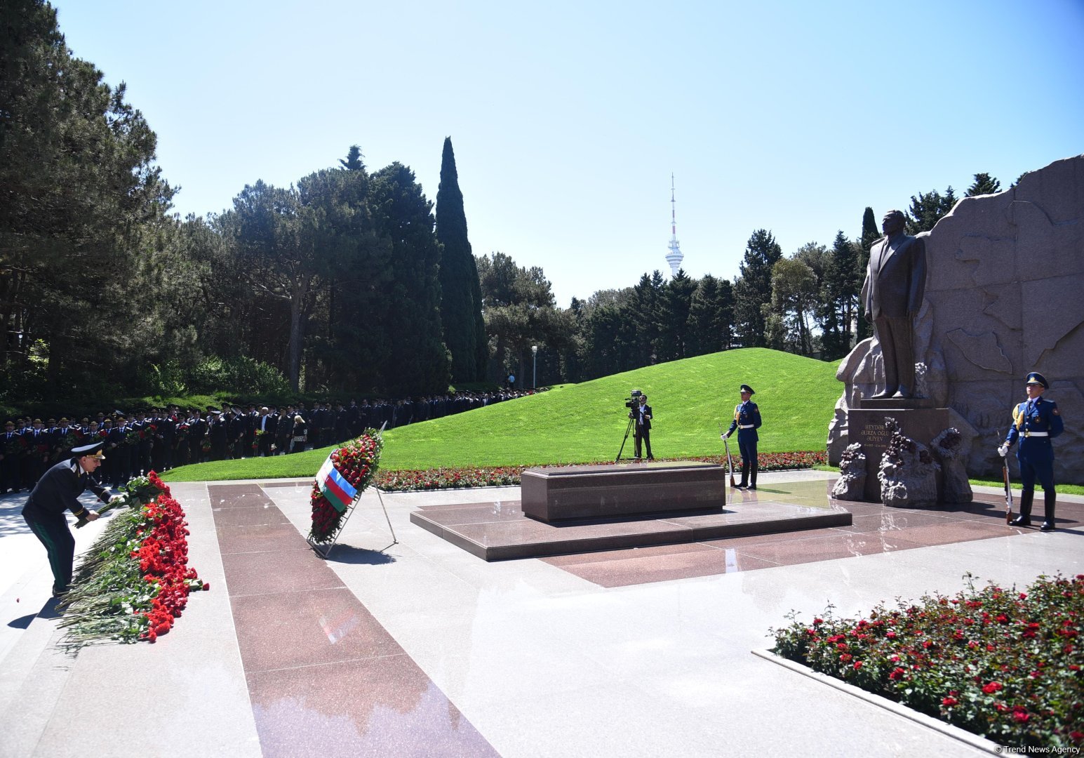 Azerbaijani people honor memory of National Leader Heydar Aliyev (PHOTO)