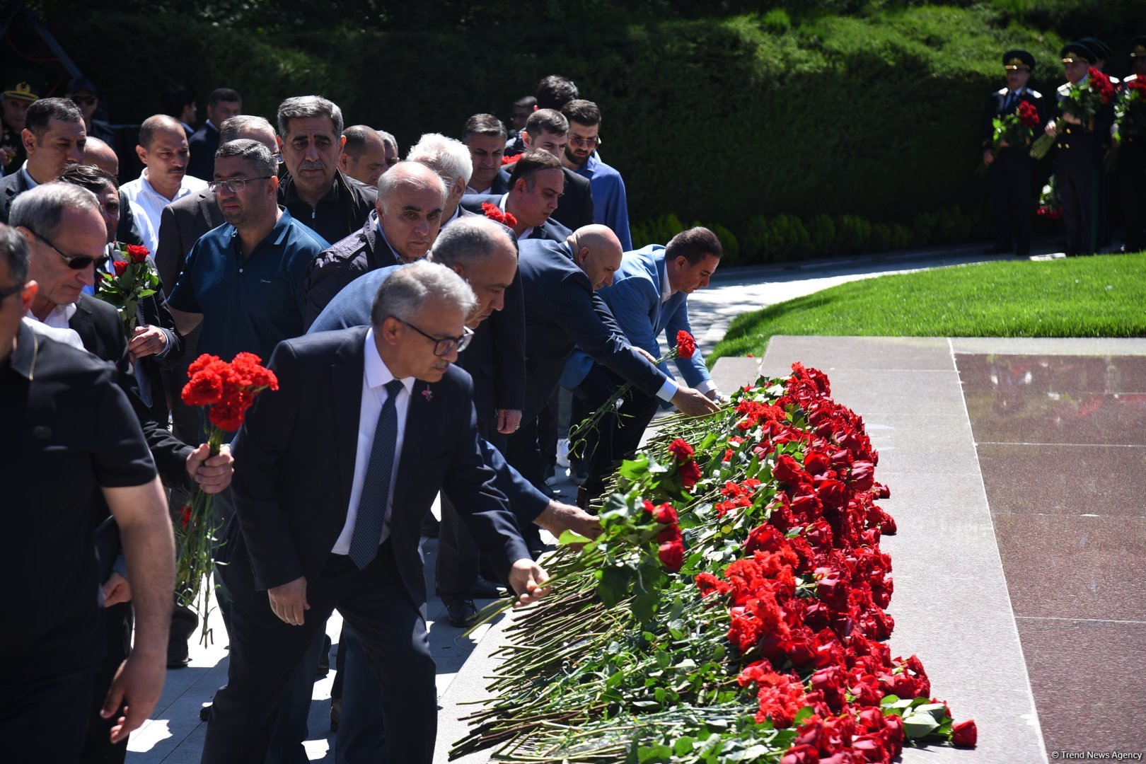 Azerbaijani people honor memory of National Leader Heydar Aliyev (PHOTO)