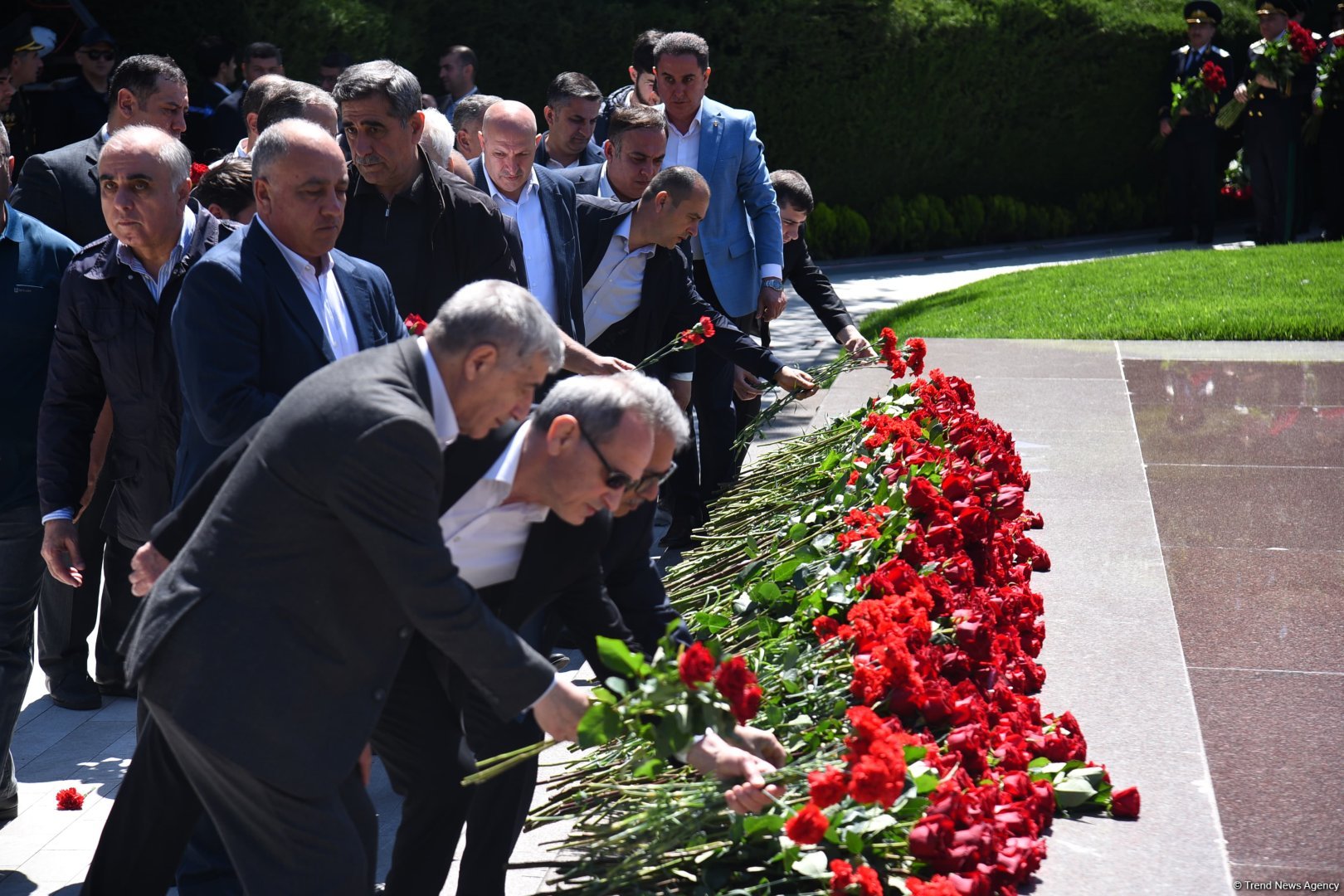 Azerbaijani people honor memory of National Leader Heydar Aliyev (PHOTO)