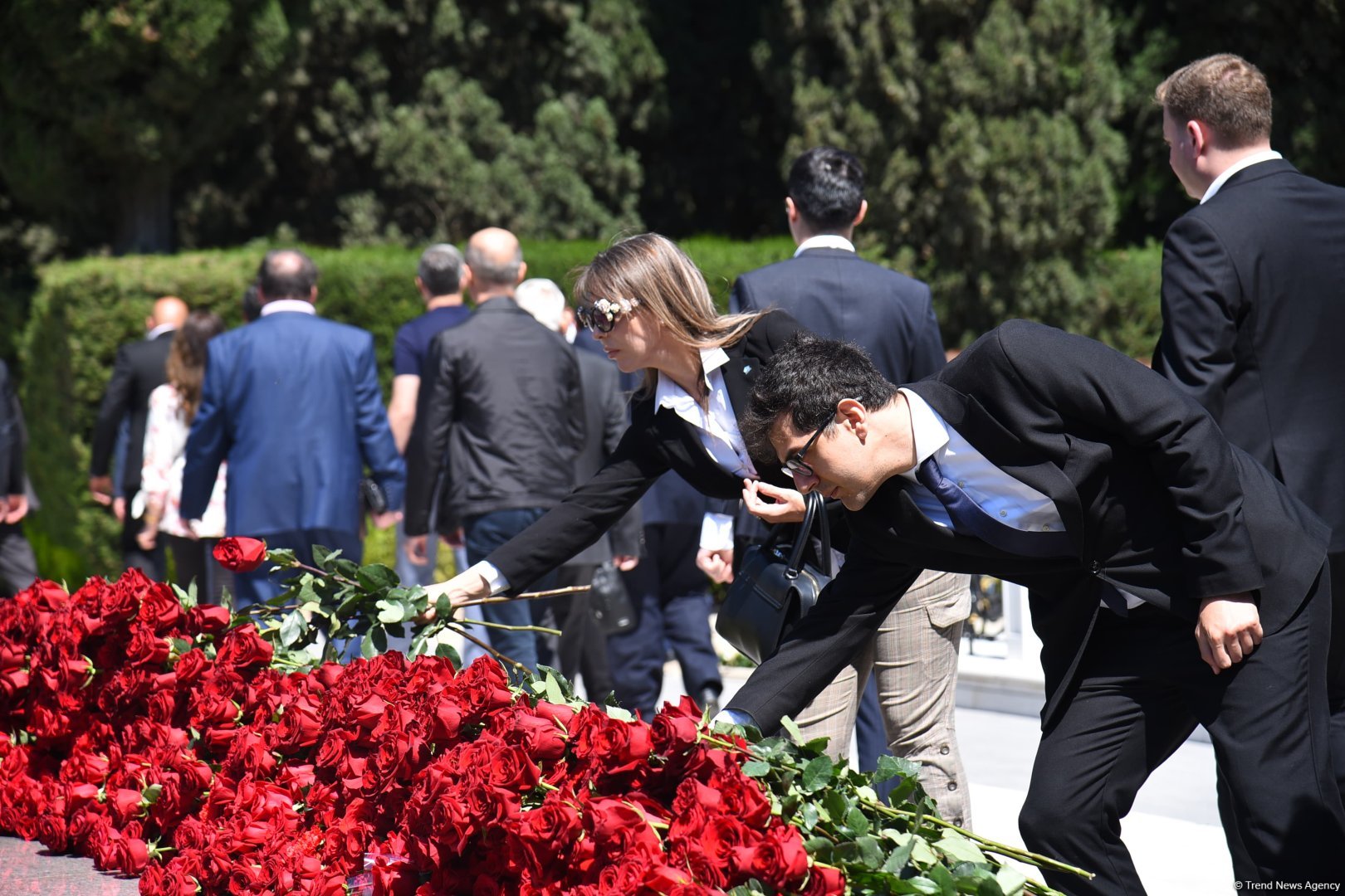 Azerbaijani people honor memory of National Leader Heydar Aliyev (PHOTO)