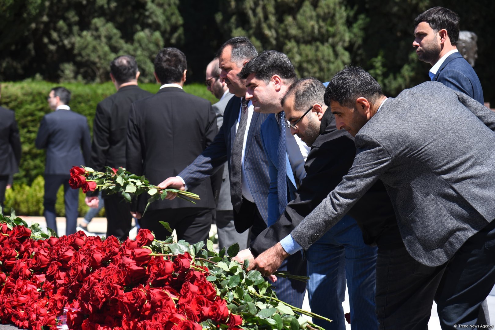Azerbaijani people honor memory of National Leader Heydar Aliyev (PHOTO)
