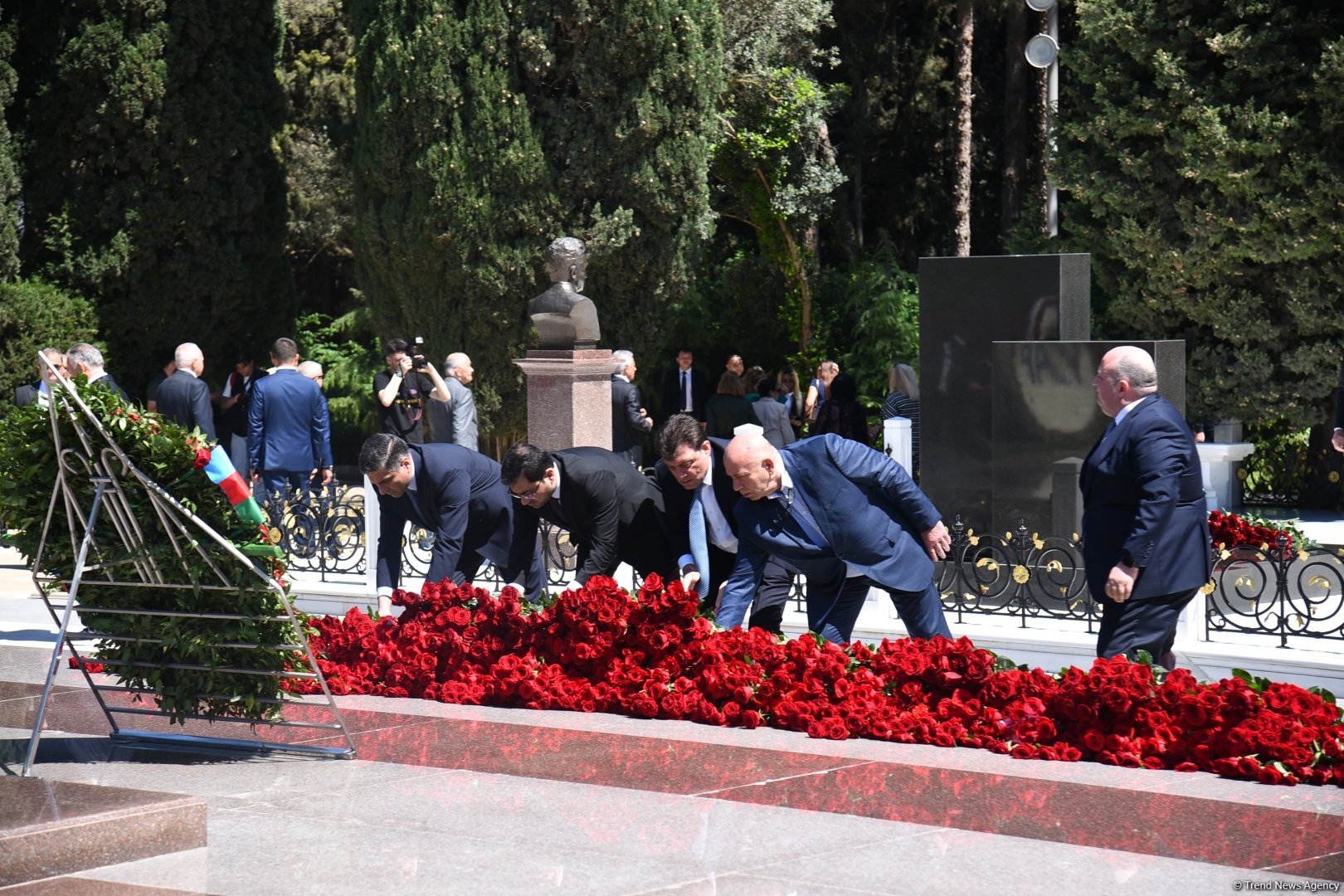 Azerbaijani people honor memory of National Leader Heydar Aliyev (PHOTO)