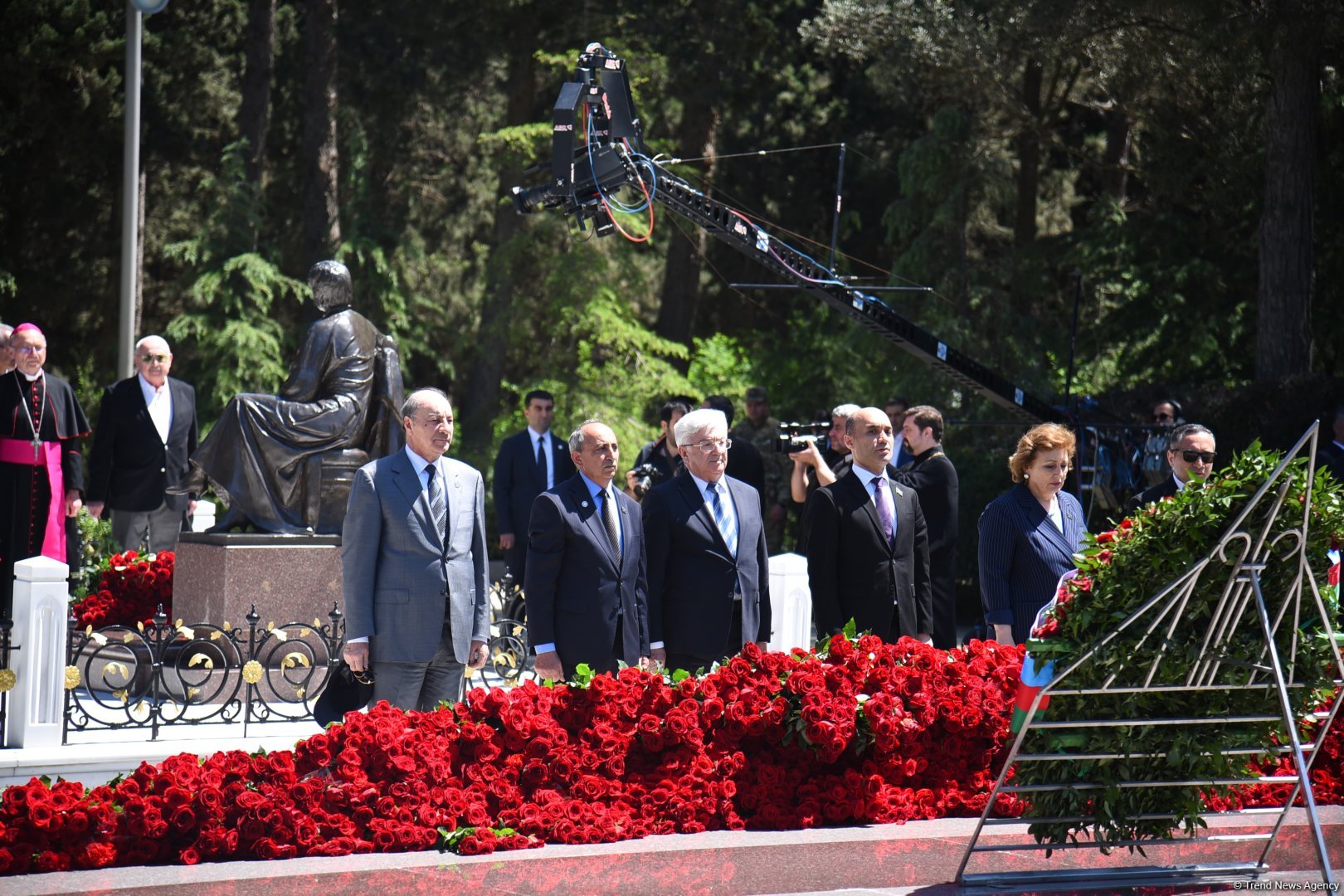 Azerbaijani people honor memory of National Leader Heydar Aliyev (PHOTO)