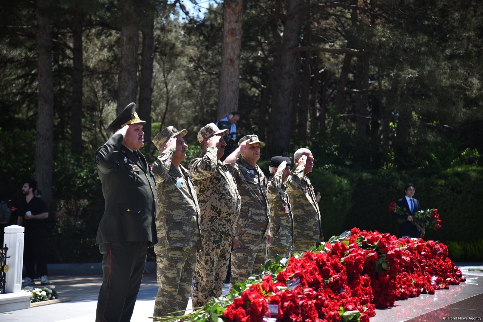 Azerbaijani people honor memory of National Leader Heydar Aliyev (PHOTO)