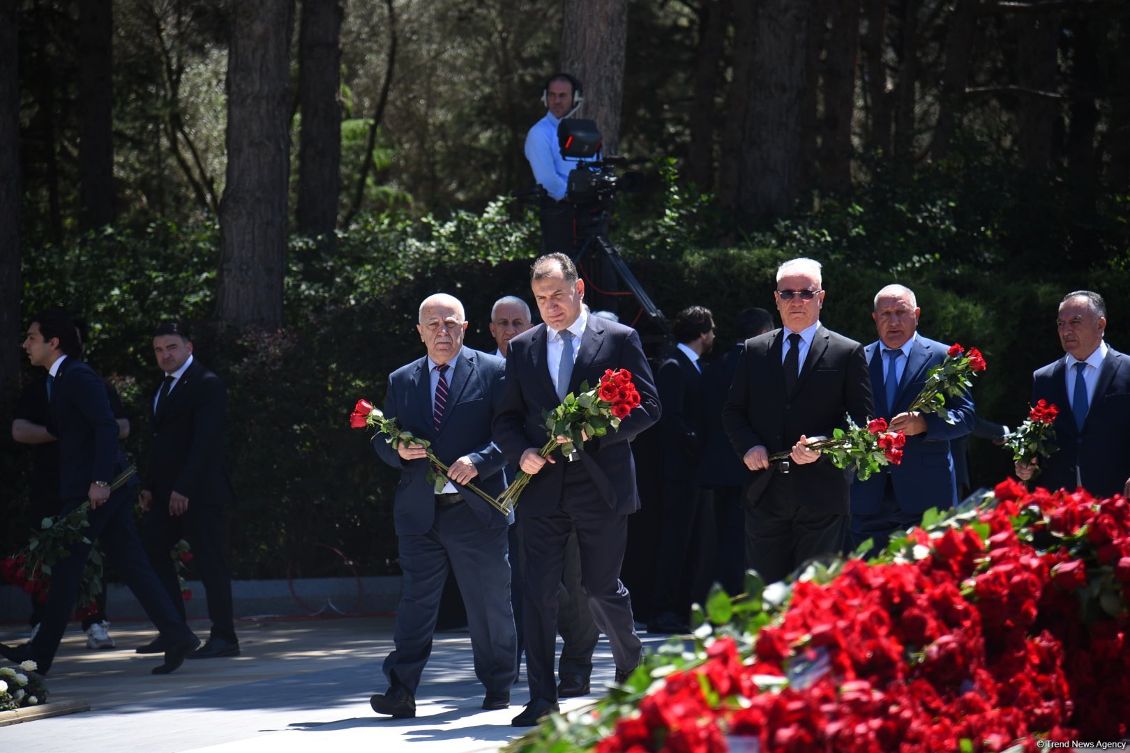 Azerbaijani people honor memory of National Leader Heydar Aliyev (PHOTO)