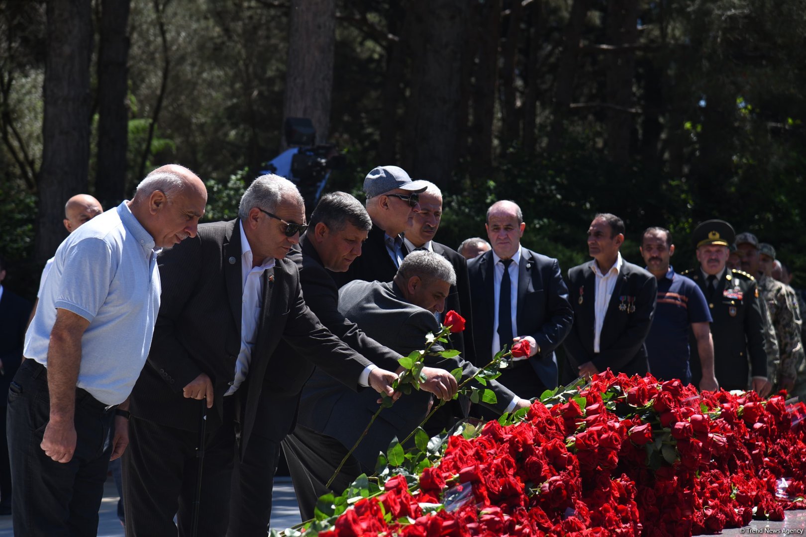Azerbaijani people honor memory of National Leader Heydar Aliyev (PHOTO)