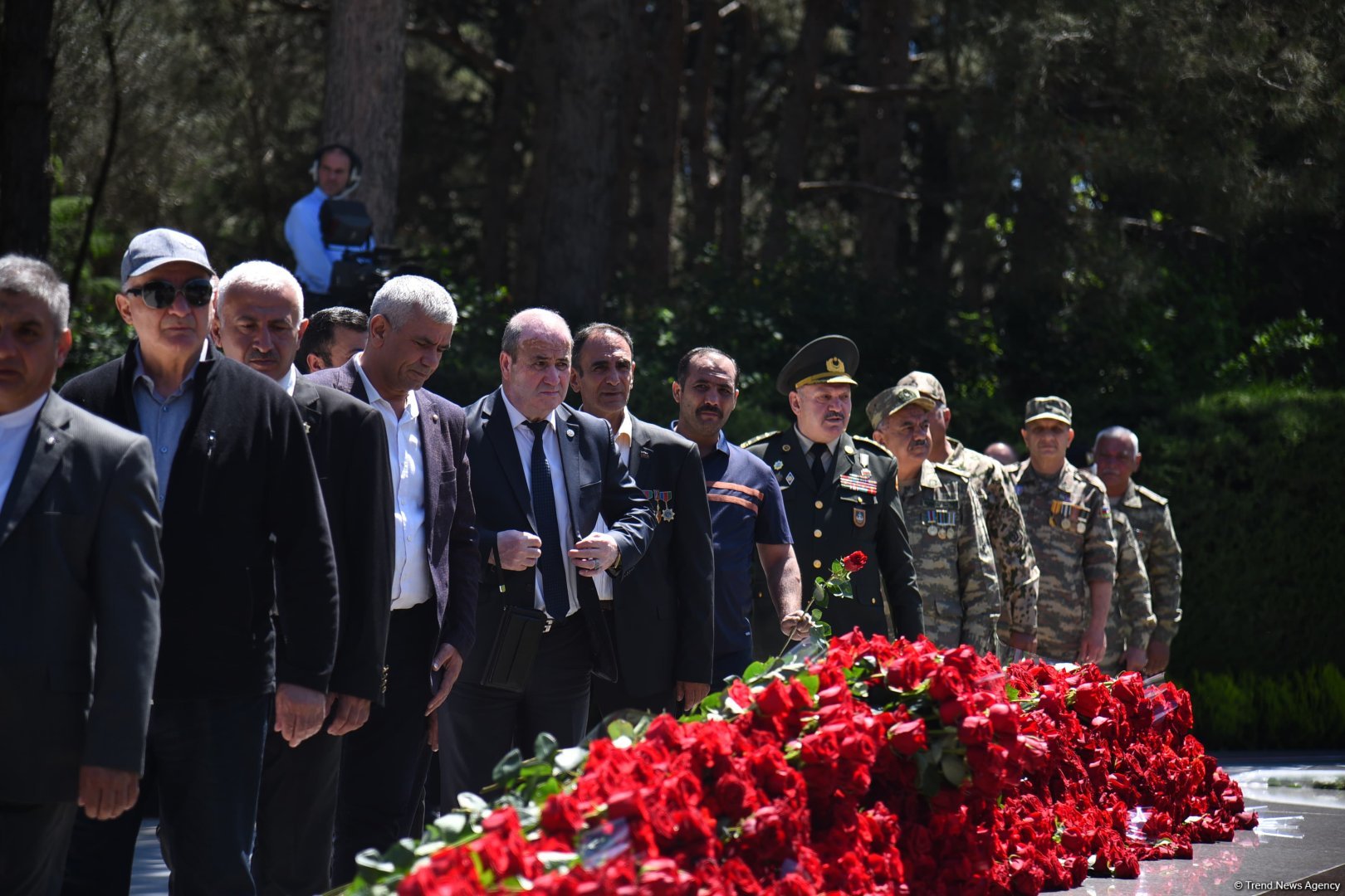 Azerbaijani people honor memory of National Leader Heydar Aliyev (PHOTO)