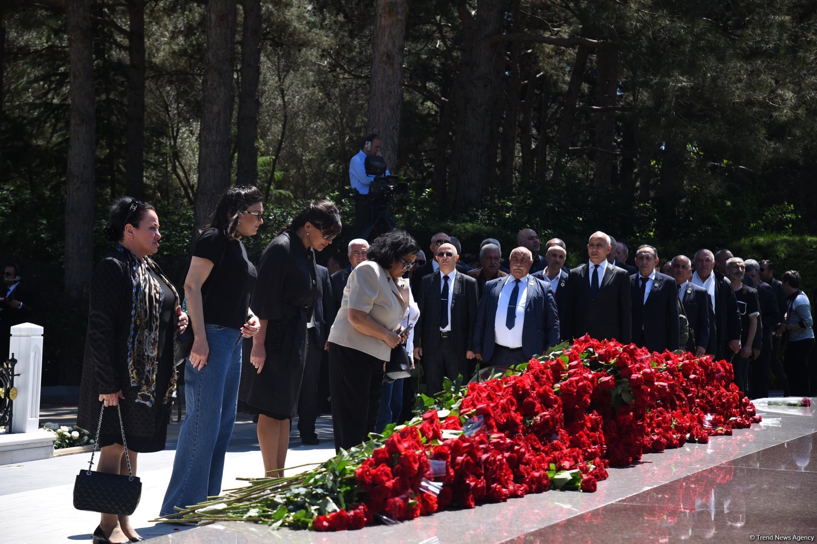 Azerbaijani people honor memory of National Leader Heydar Aliyev (PHOTO)