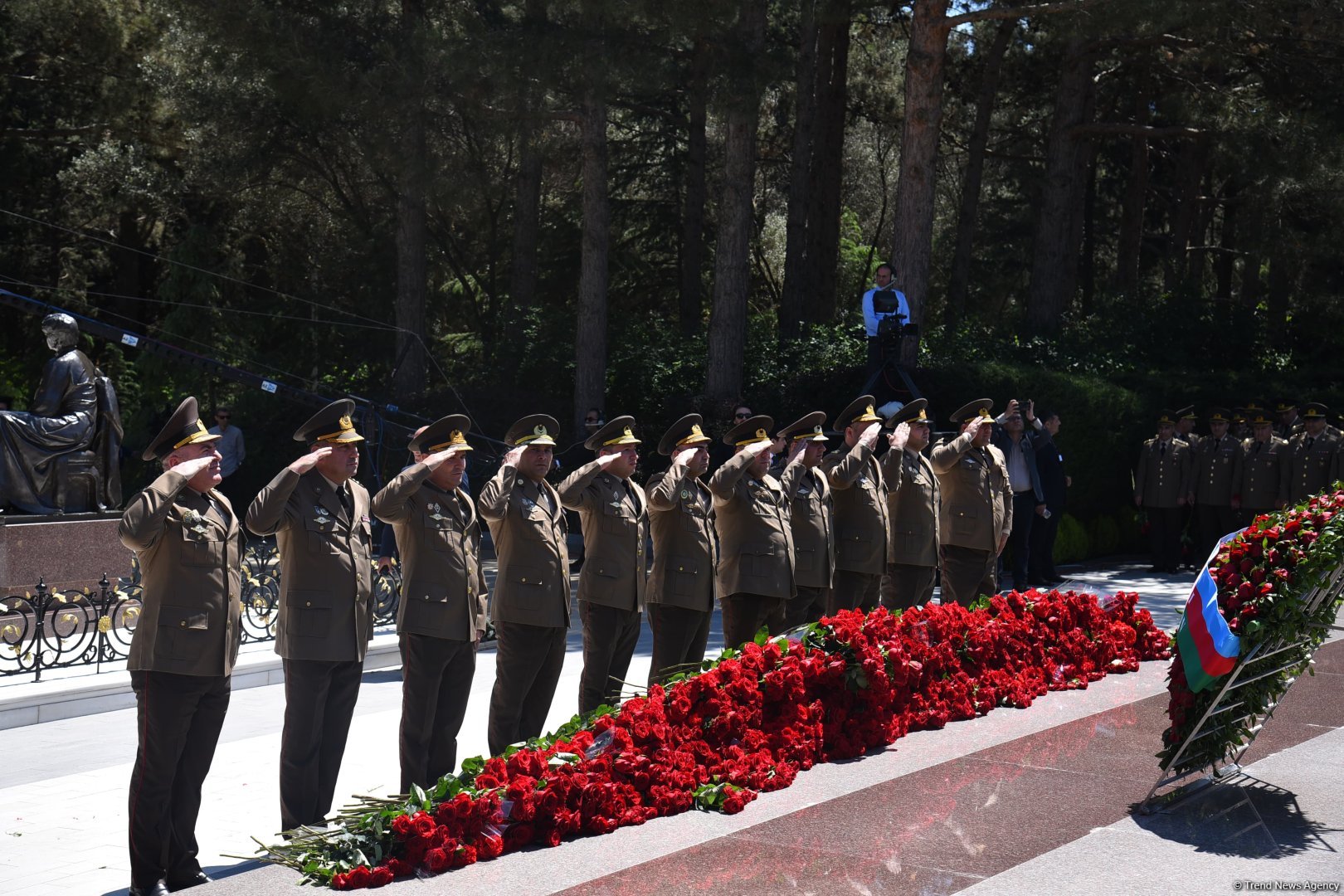 Azerbaijani people honor memory of National Leader Heydar Aliyev (PHOTO)