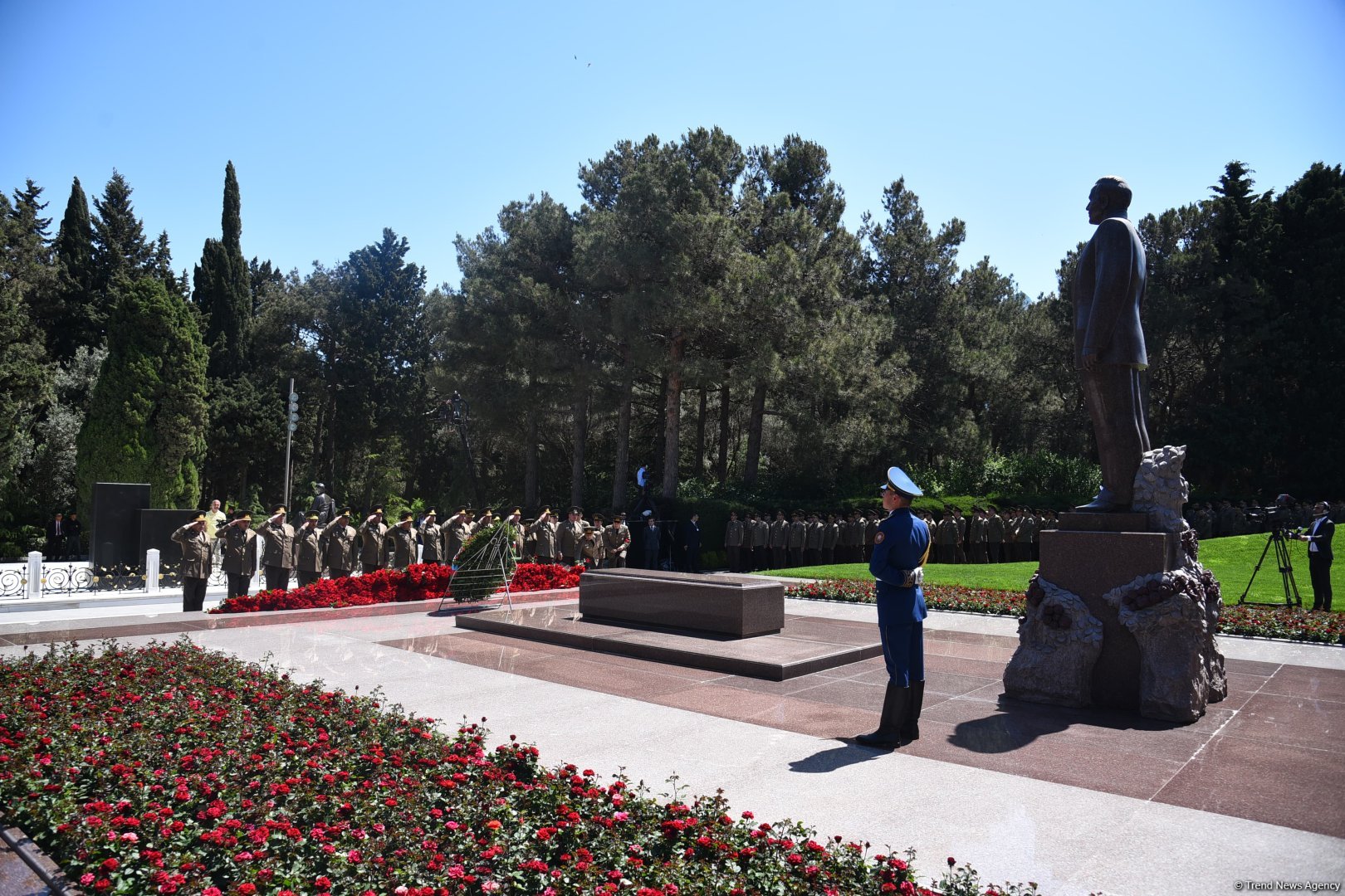 Azerbaijani people honor memory of National Leader Heydar Aliyev (PHOTO)