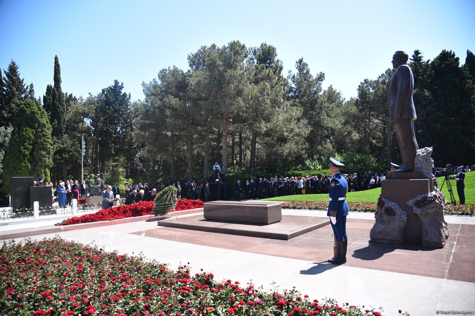 Azerbaijani people honor memory of National Leader Heydar Aliyev (PHOTO)