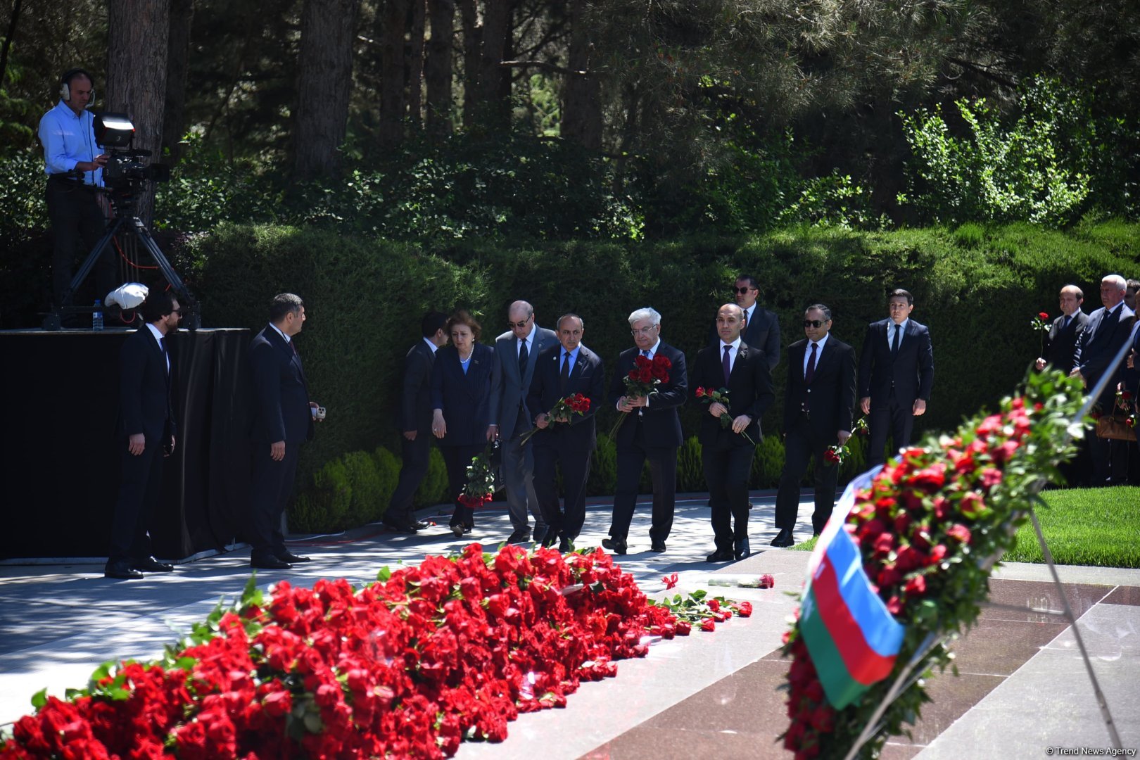Azerbaijani people honor memory of National Leader Heydar Aliyev (PHOTO)