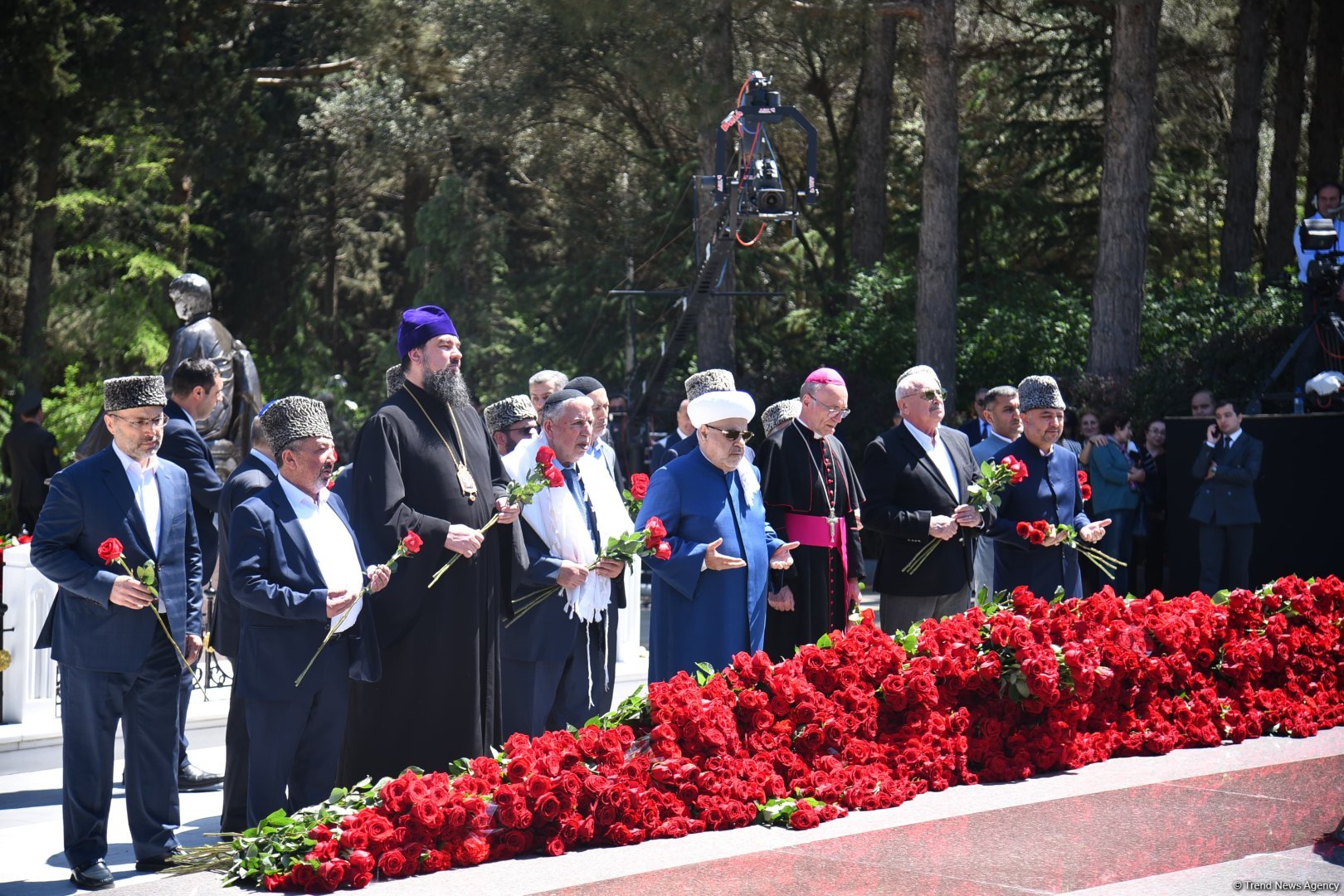 Azerbaijani people honor memory of National Leader Heydar Aliyev (PHOTO)