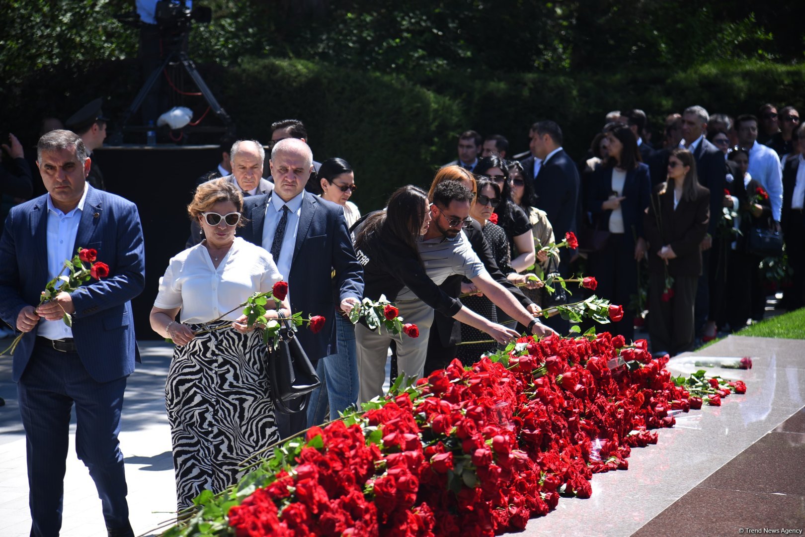 Azerbaijani people honor memory of National Leader Heydar Aliyev (PHOTO)