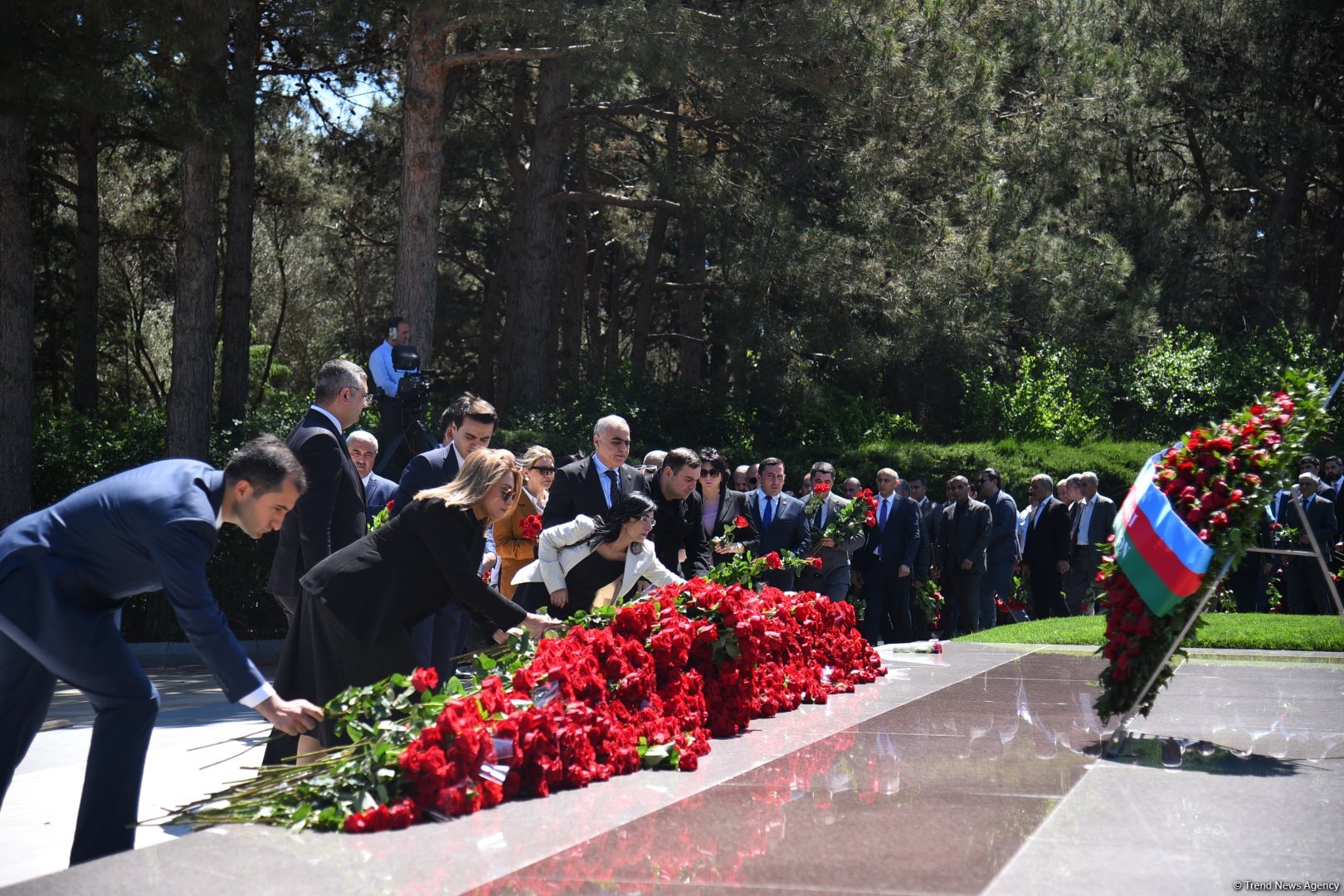 Azerbaijani people honor memory of National Leader Heydar Aliyev (PHOTO)