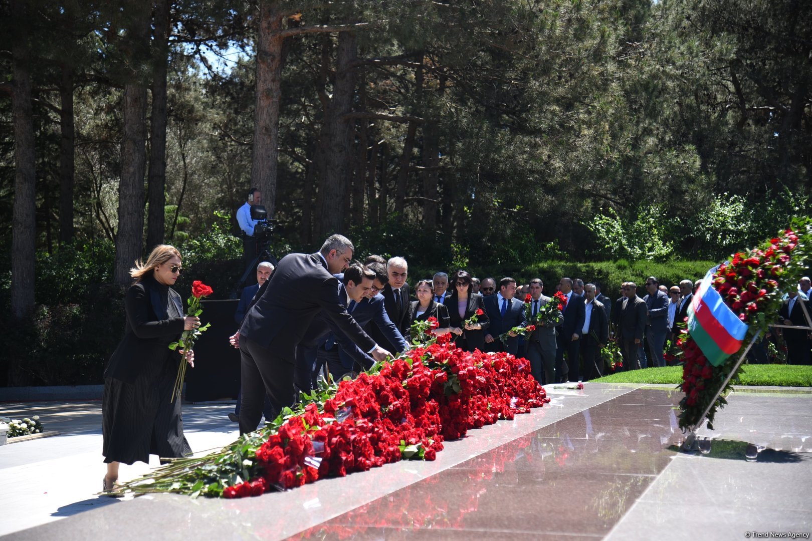 Azerbaijani people honor memory of National Leader Heydar Aliyev (PHOTO)