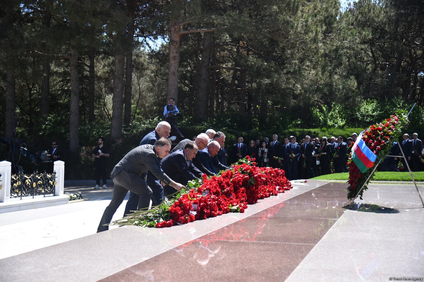 Azerbaijani people honor memory of National Leader Heydar Aliyev (PHOTO)
