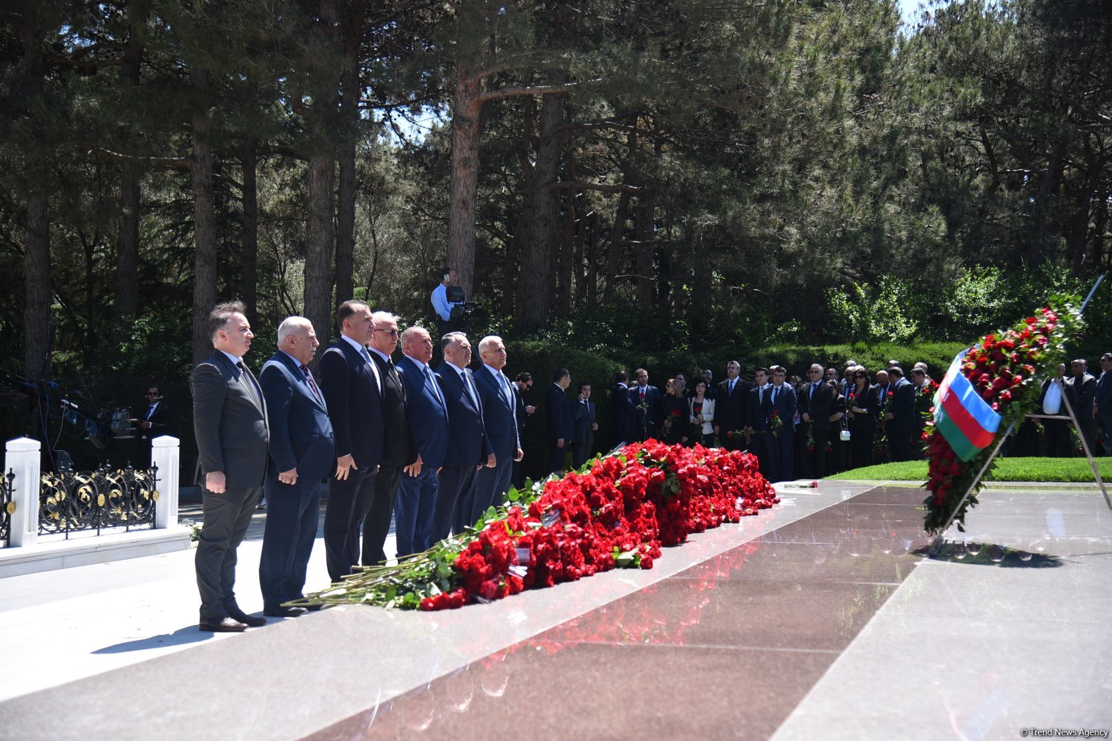 Azerbaijani people honor memory of National Leader Heydar Aliyev (PHOTO)