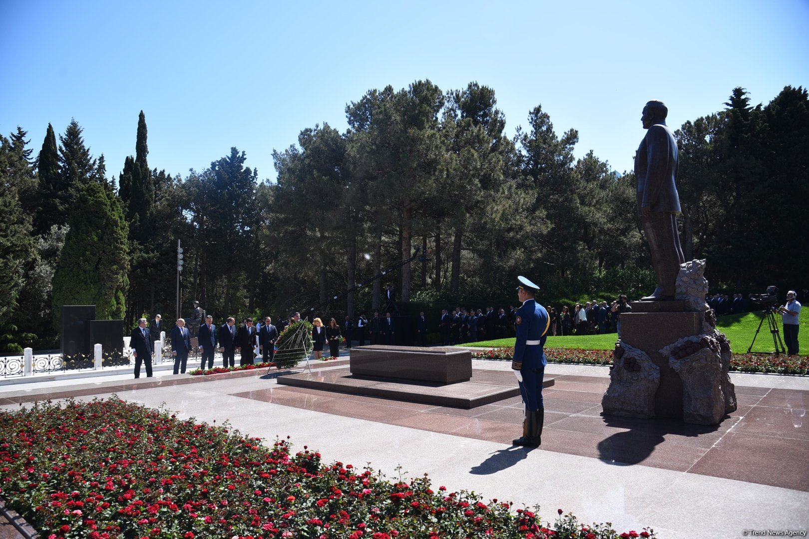 Azerbaijani people honor memory of National Leader Heydar Aliyev (PHOTO)