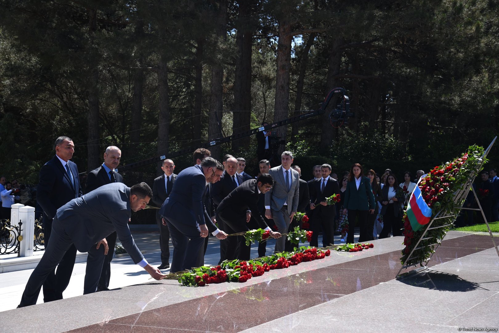 Azerbaijani people honor memory of National Leader Heydar Aliyev (PHOTO)