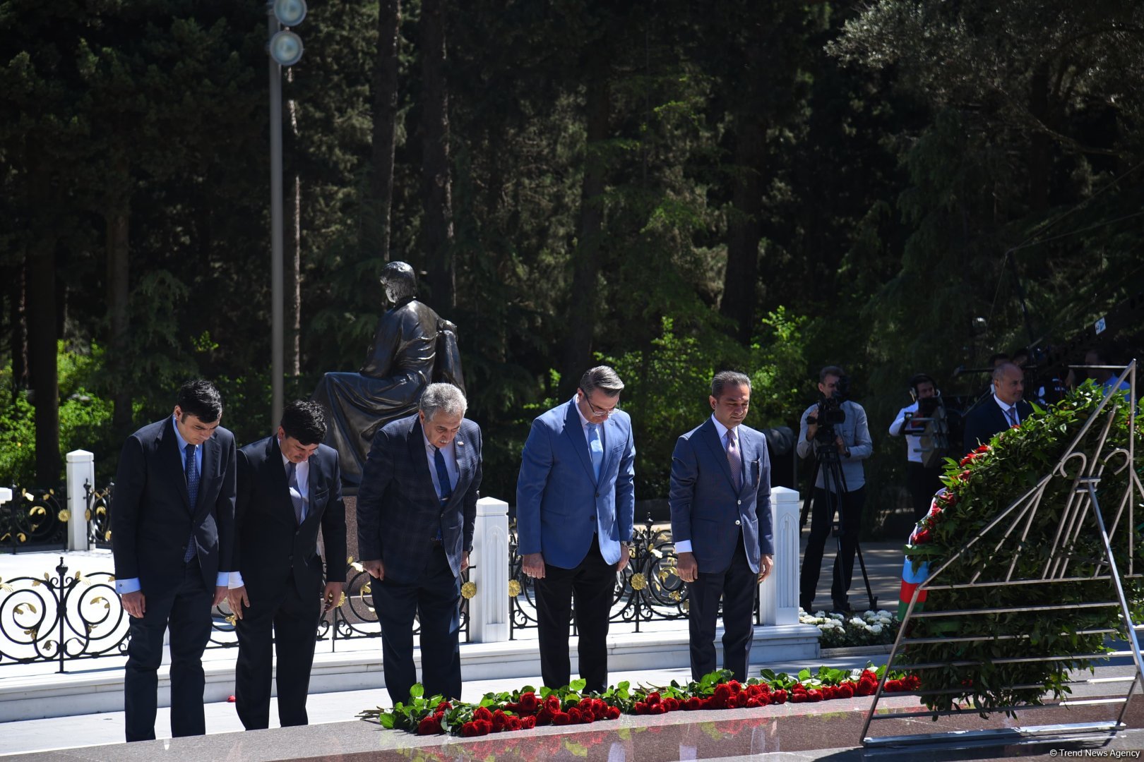 Azerbaijani people honor memory of National Leader Heydar Aliyev (PHOTO)