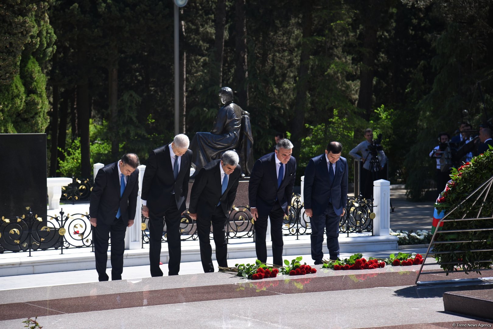 Azerbaijani people honor memory of National Leader Heydar Aliyev (PHOTO)