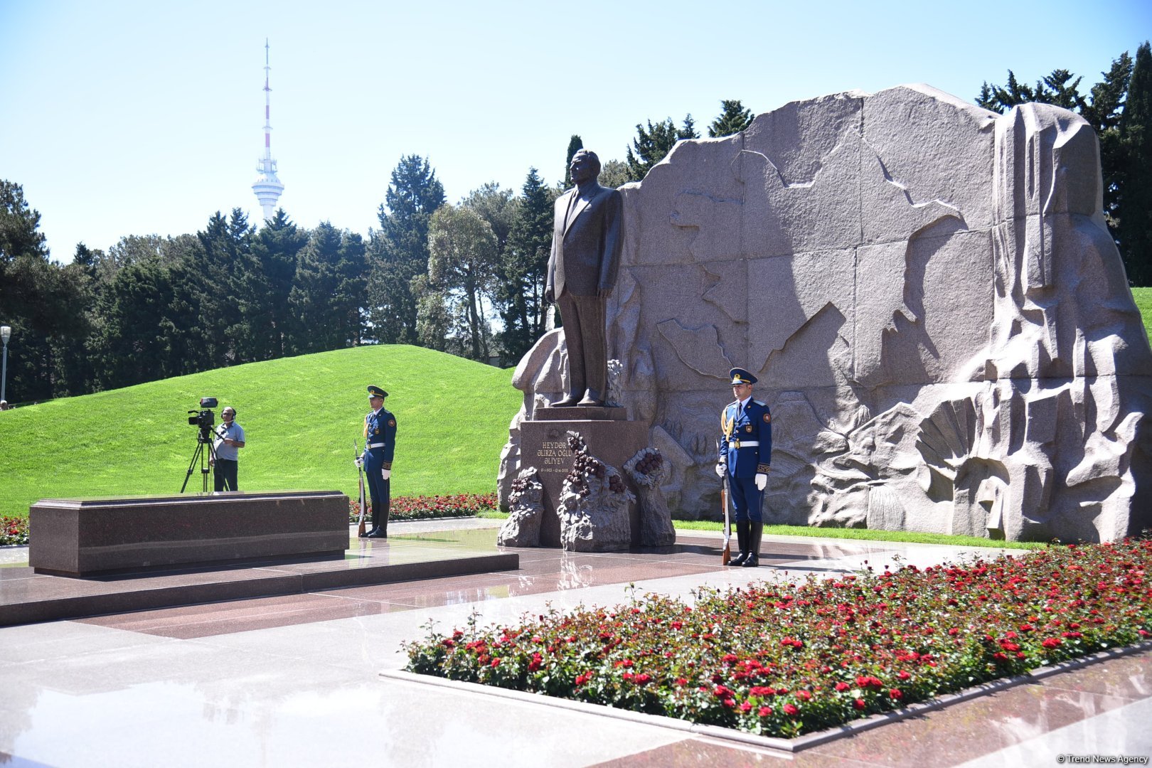 Azerbaijani people honor memory of National Leader Heydar Aliyev (PHOTO)