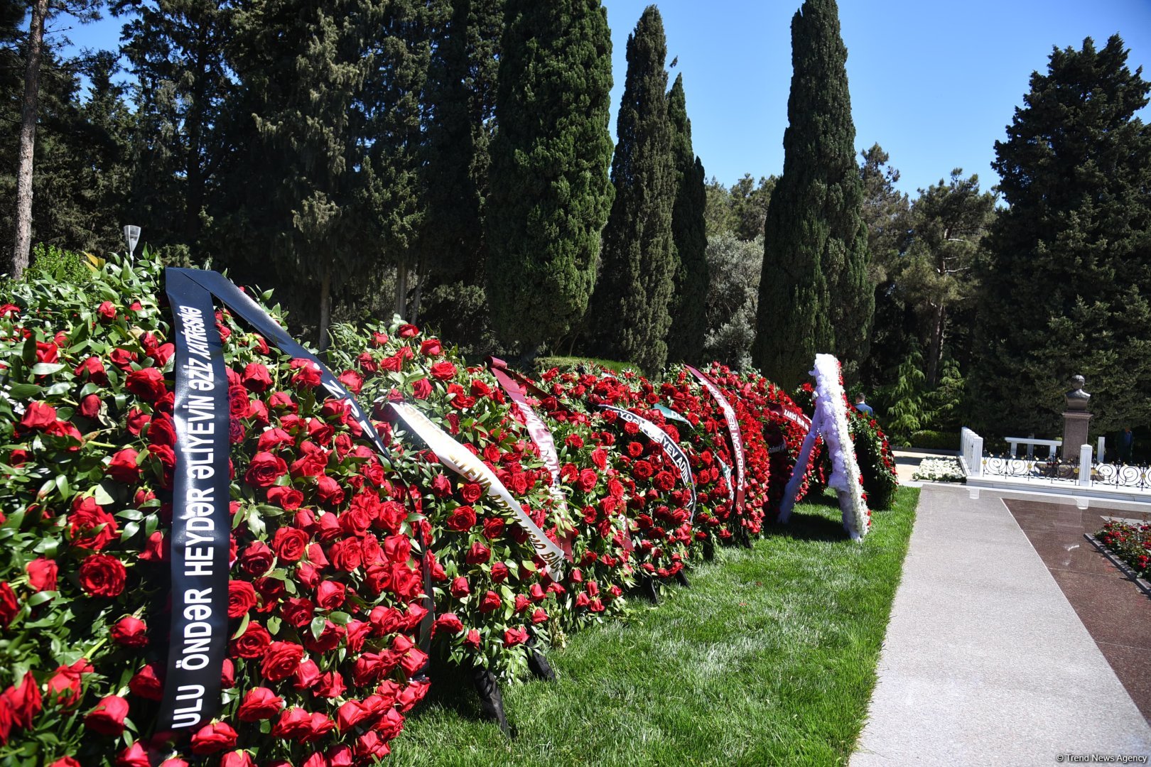 Azerbaijani people honor memory of National Leader Heydar Aliyev (PHOTO)