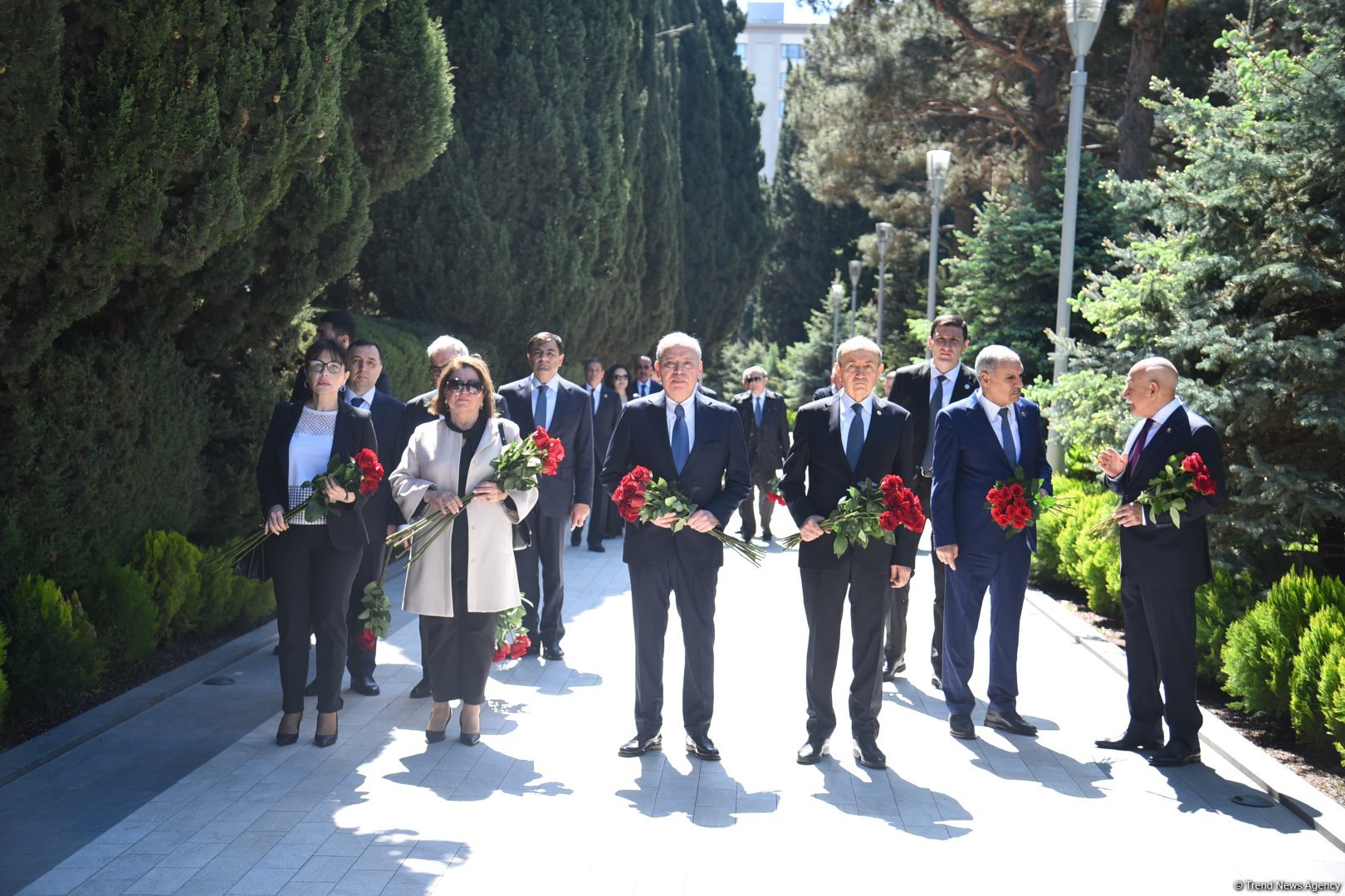 Azerbaijani people honor memory of National Leader Heydar Aliyev (PHOTO)