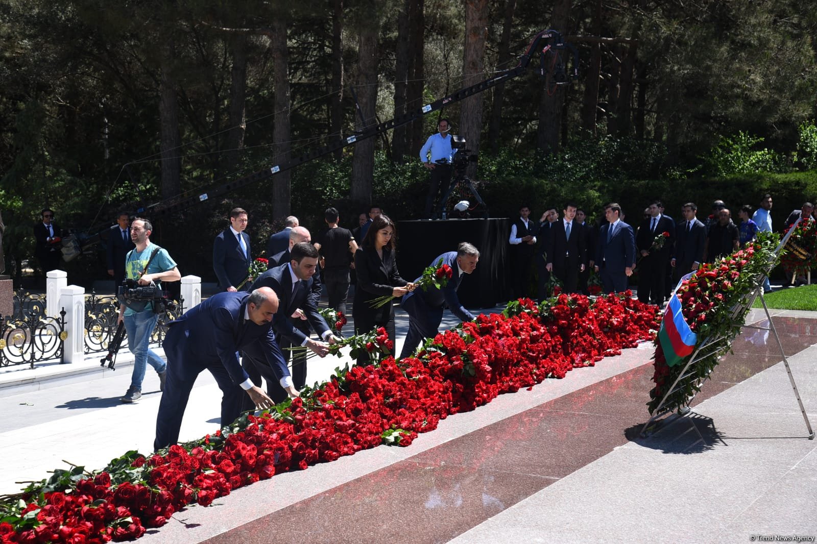 Azerbaijani people honor memory of National Leader Heydar Aliyev (PHOTO)