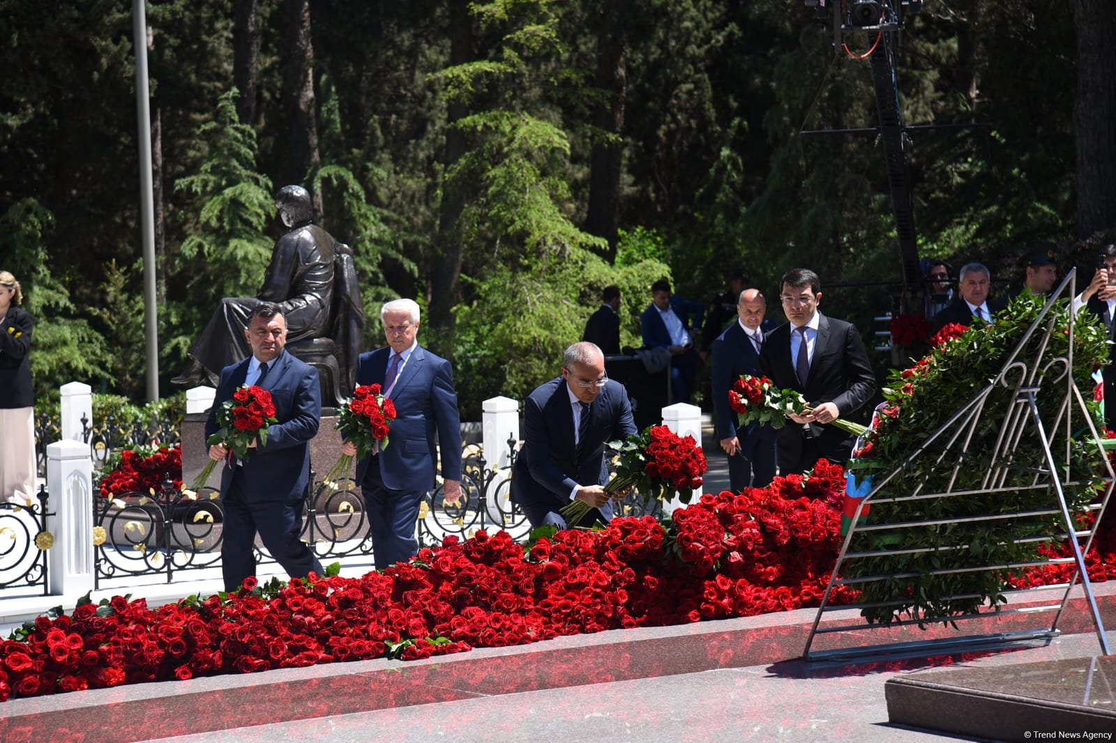 Azerbaijani people honor memory of National Leader Heydar Aliyev (PHOTO)