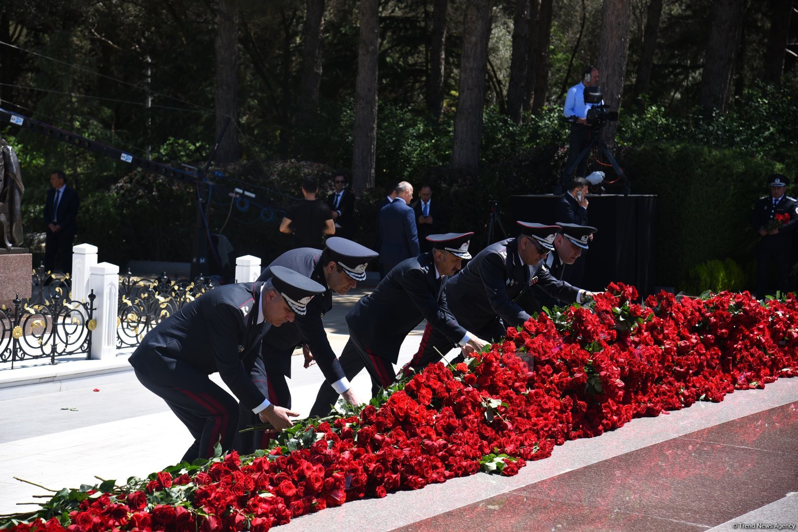 Azerbaijani people honor memory of National Leader Heydar Aliyev (PHOTO)