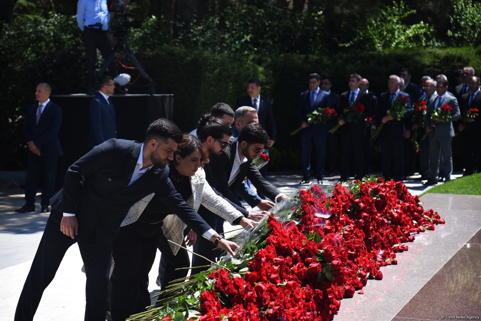 Azerbaijani people honor memory of National Leader Heydar Aliyev (PHOTO)