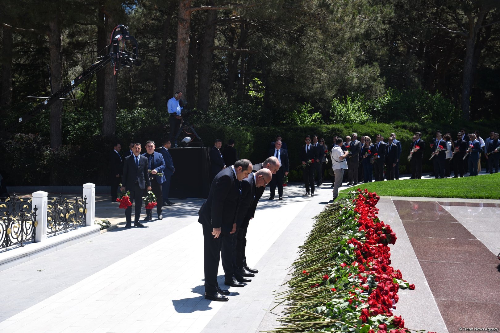 Azerbaijani people honor memory of National Leader Heydar Aliyev (PHOTO)