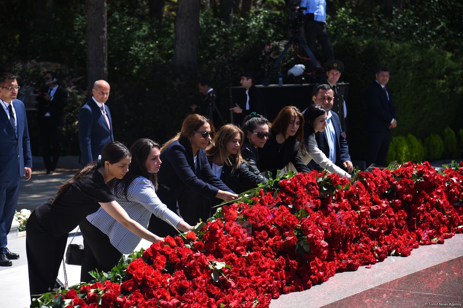 Azerbaijani people honor memory of National Leader Heydar Aliyev (PHOTO)