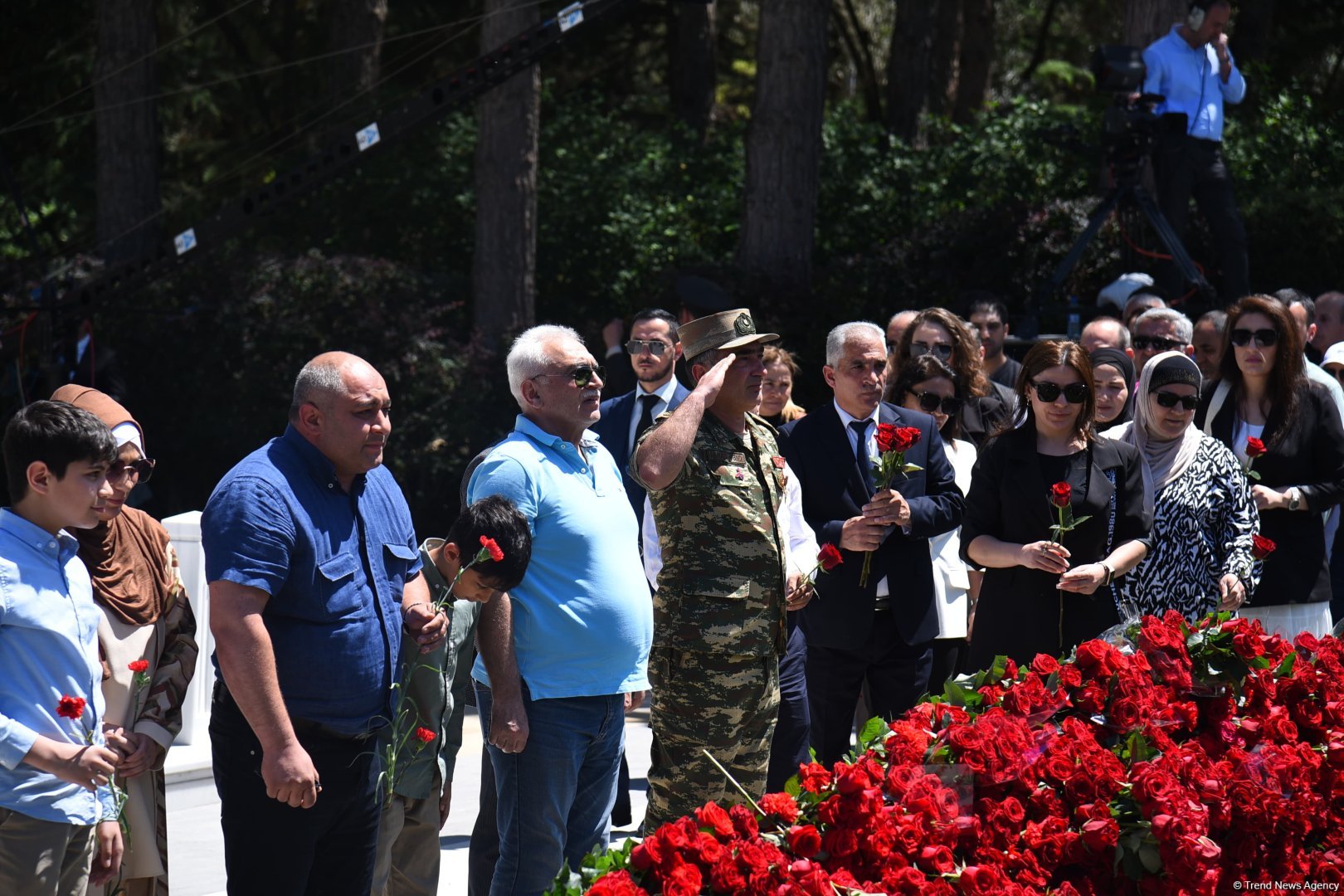 Azerbaijani people honor memory of National Leader Heydar Aliyev (PHOTO)