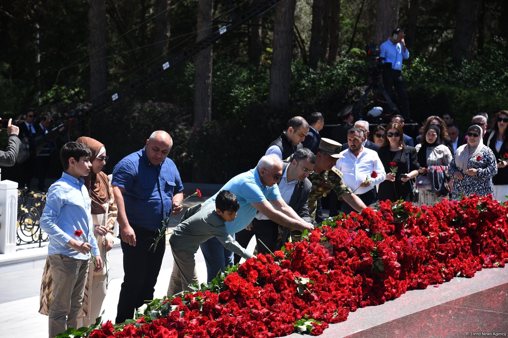 Azerbaijani people honor memory of National Leader Heydar Aliyev (PHOTO)