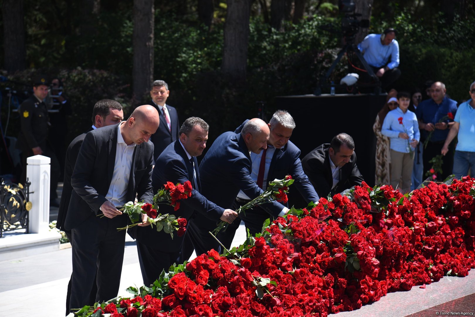 Azerbaijani people honor memory of National Leader Heydar Aliyev (PHOTO)