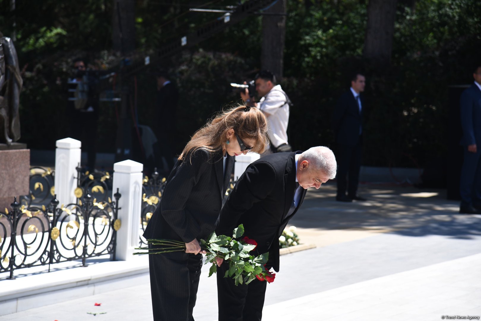 Azerbaijani people honor memory of National Leader Heydar Aliyev (PHOTO)