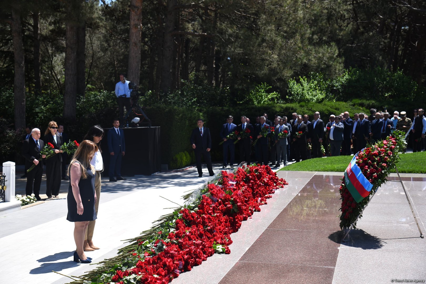 Azerbaijani people honor memory of National Leader Heydar Aliyev (PHOTO)