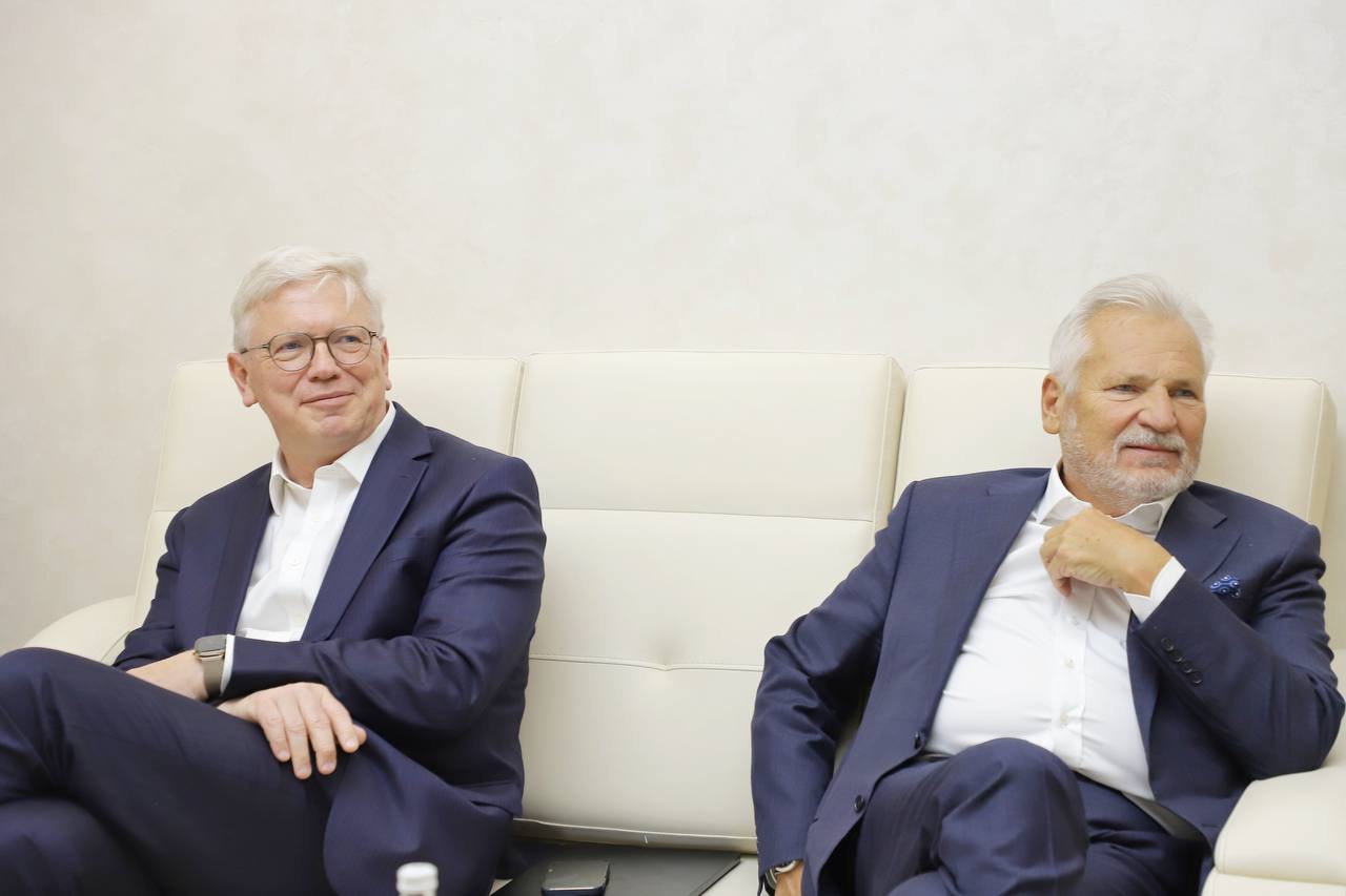 Uzbekistan discusses investment strategy and economic reforms with international advisors