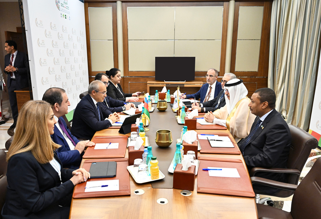 Azerbaijan, IsDB hold talks on sustainable infrastructure projects (PHOTO)