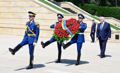 Ukrainian FM visits Victory Park and Alley of Martyrs in Baku (PHOTO)