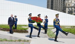 Ukrainian FM visits Victory Park and Alley of Martyrs in Baku (PHOTO)