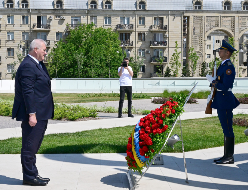 Ukrainian FM visits Victory Park and Alley of Martyrs in Baku (PHOTO)