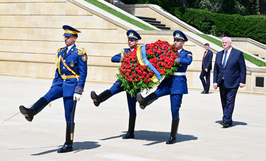 Ukrainian FM visits Victory Park and Alley of Martyrs in Baku (PHOTO)