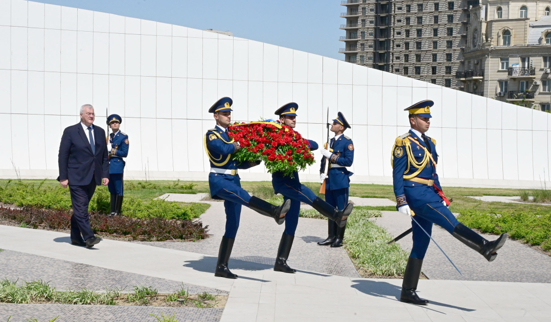Ukrainian FM visits Victory Park and Alley of Martyrs in Baku (PHOTO)